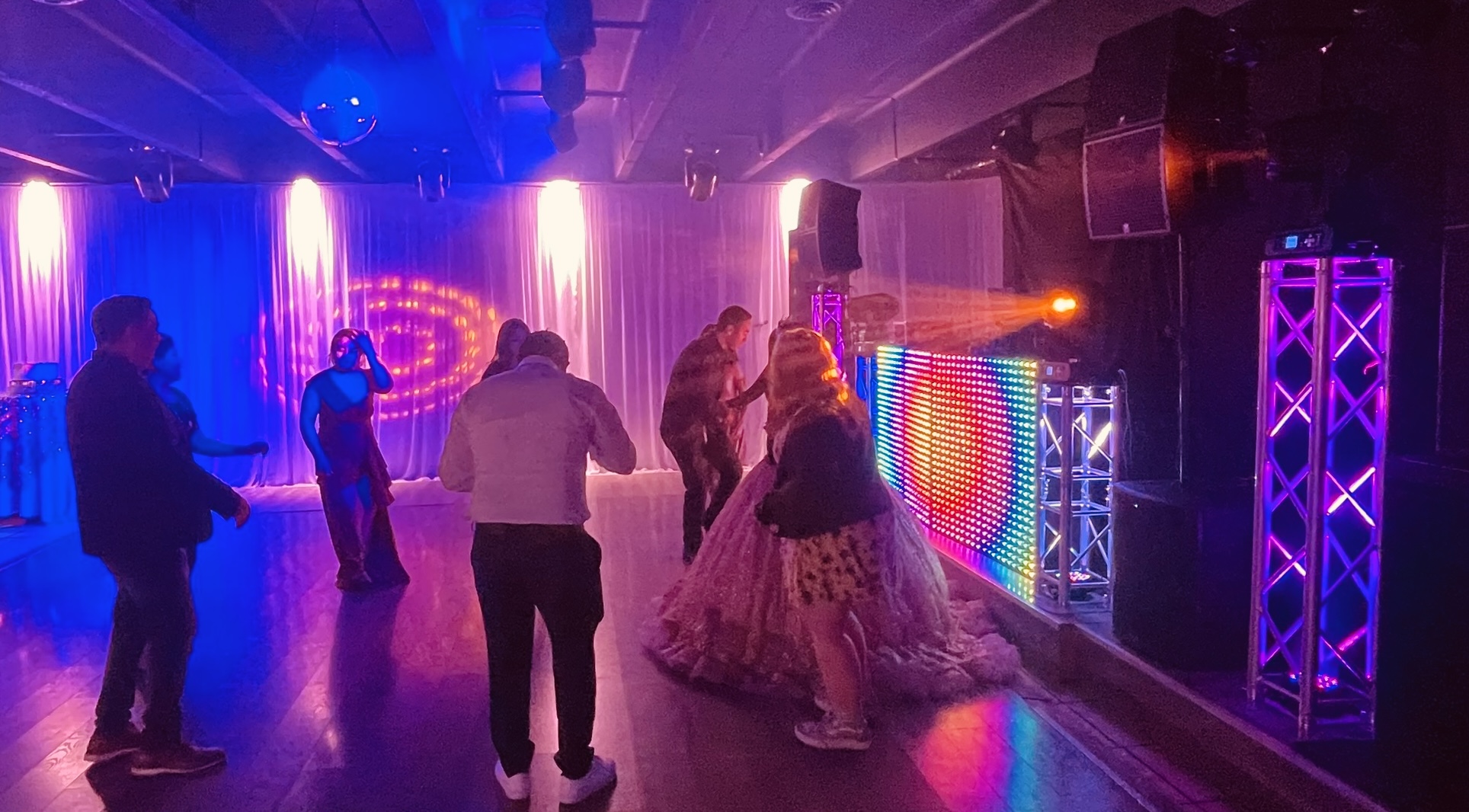 Pista de baile llena con iluminación de colores