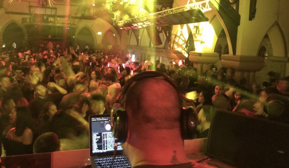 DJ Johnny actuando ante una multitud