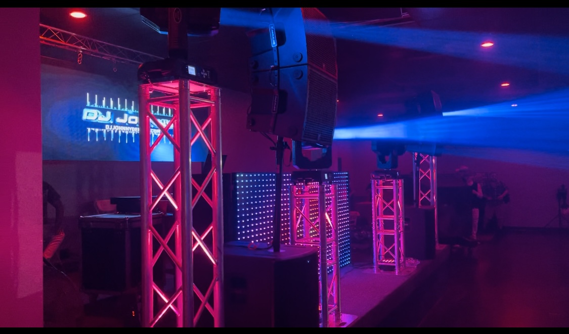 Producción completa de DJ Johnny con truss LED
